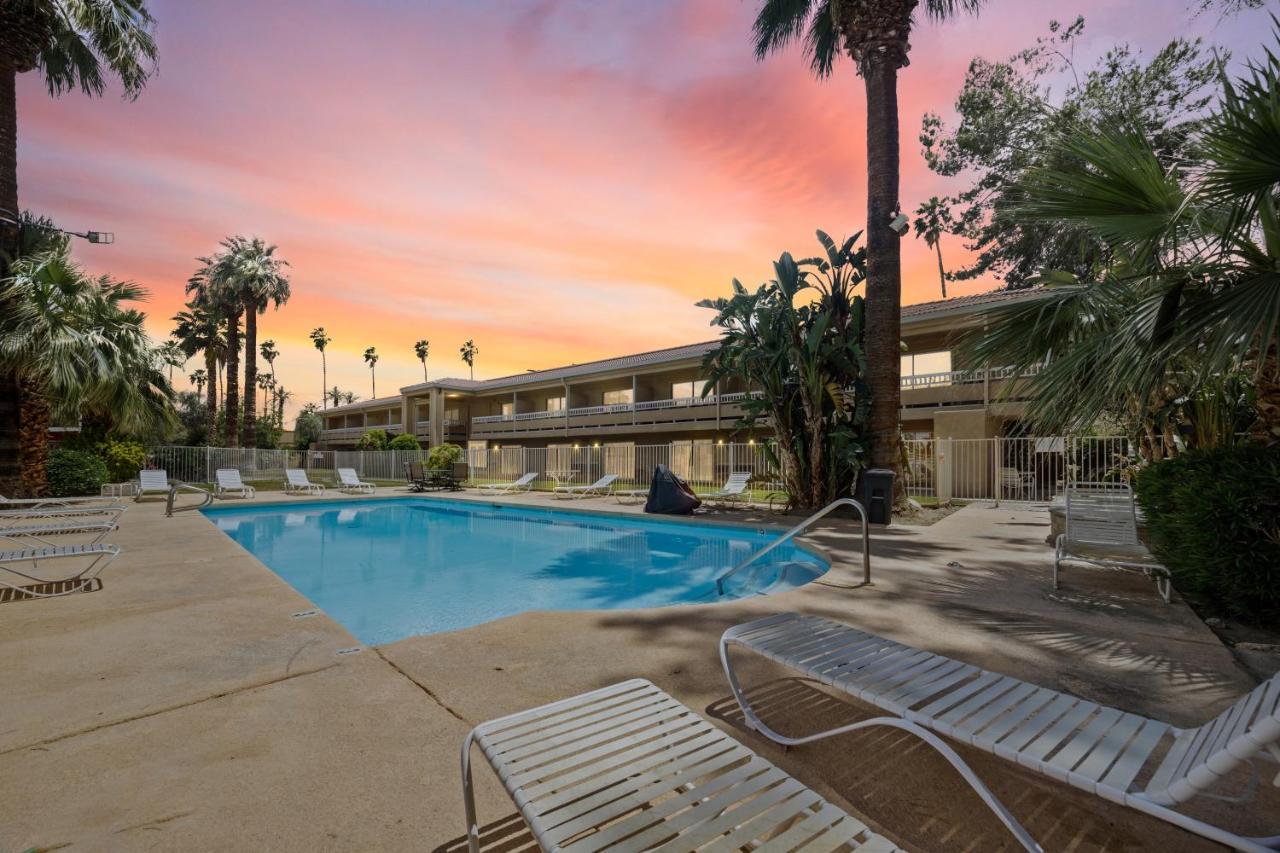 Sol Springs Inn Cathedral City Exterior photo