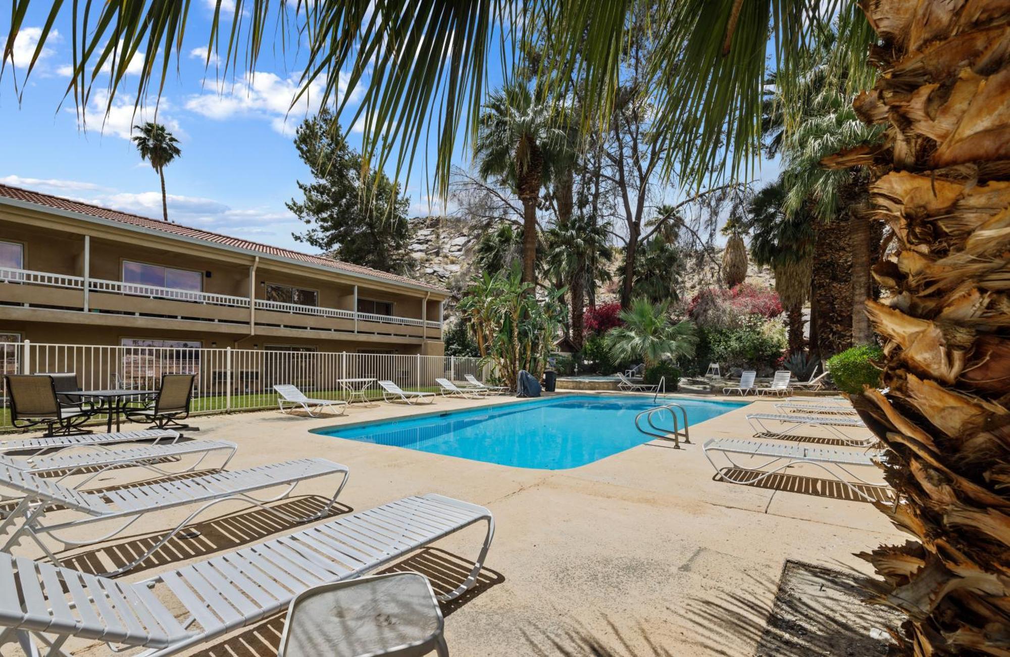 Sol Springs Inn Cathedral City Exterior photo